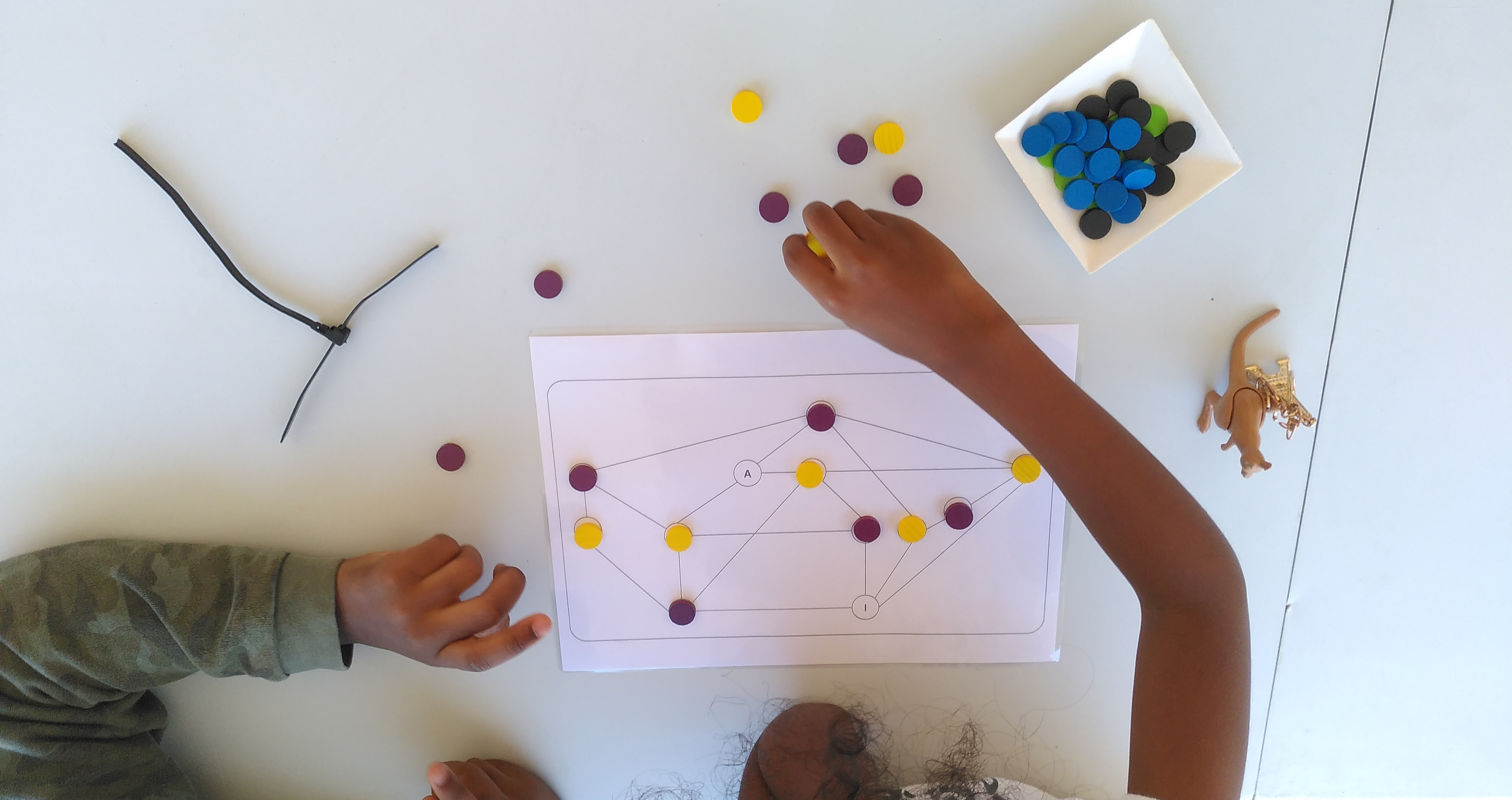 des enfants colorant un graphe